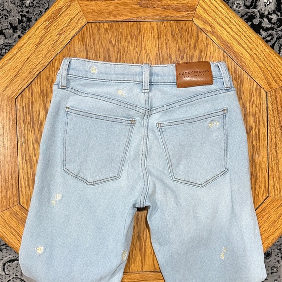 *LUCKY BRAND* Light Wash Straight Leg Flower Cutoff Jeans Size 4 - Picture 6 of 8